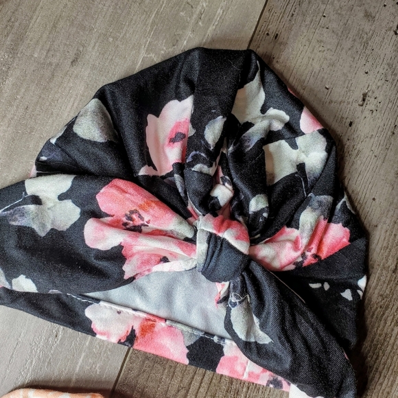 Baby Girl 4pc NWOT Hat Bundle Size 0-6m - Picture 7 of 11